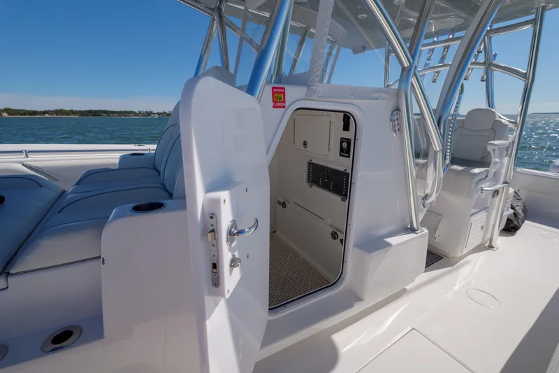 Reel Escape Yacht Photos Pics SeaHunter 38 Reel Escape- Center Console