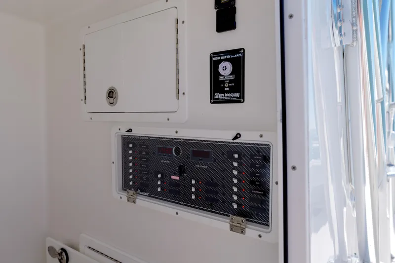 Reel Escape Yacht Photos Pics SeaHunter 38 Reel Escape- Electronics