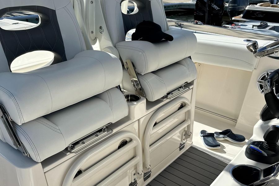 2022 Cobia 320 CC
