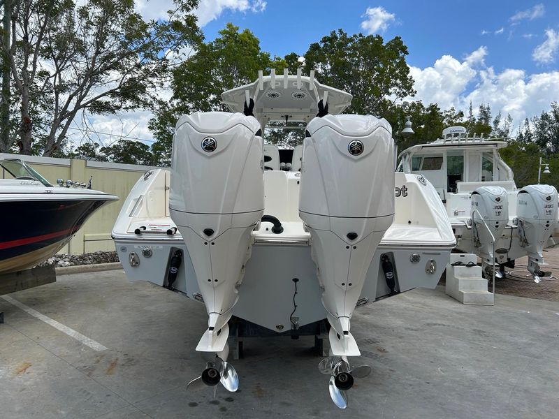 2022 Cobia 320 CC