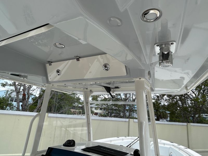 2022 Cobia 320 CC