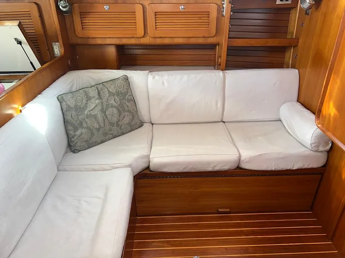 Via Yacht Photos Pics Cozy seating area in 2004 Caliber 40 LRC SE yacht with white cushions.