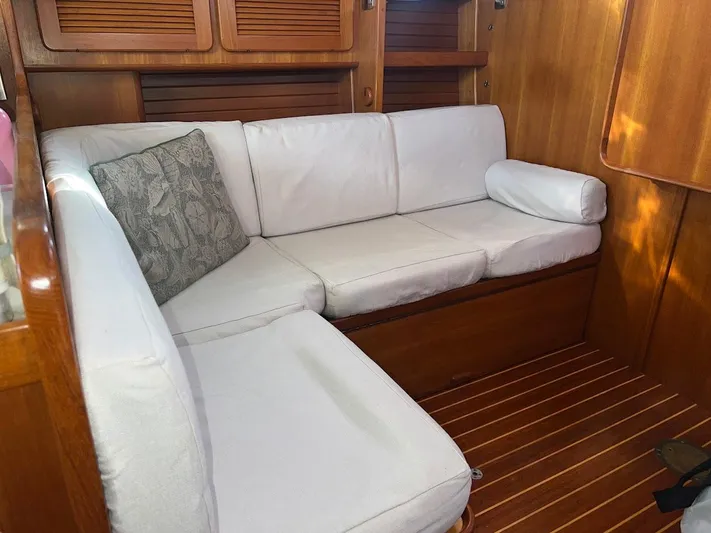 Via Yacht Photos Pics Cozy seating area with white cushions in a 2004 Caliber 40 LRC SE yacht interior.