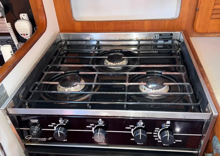 Via Yacht Photos Pics Four-burner stove in a 2004 Caliber 40 LRC SE yacht kitchen.