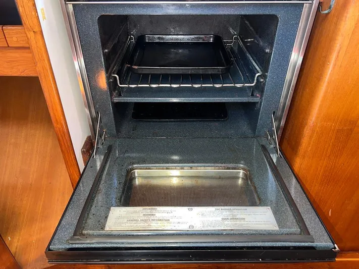Via Yacht Photos Pics Open oven with trays inside, Caliber 40 LRC SE, 2004 model.