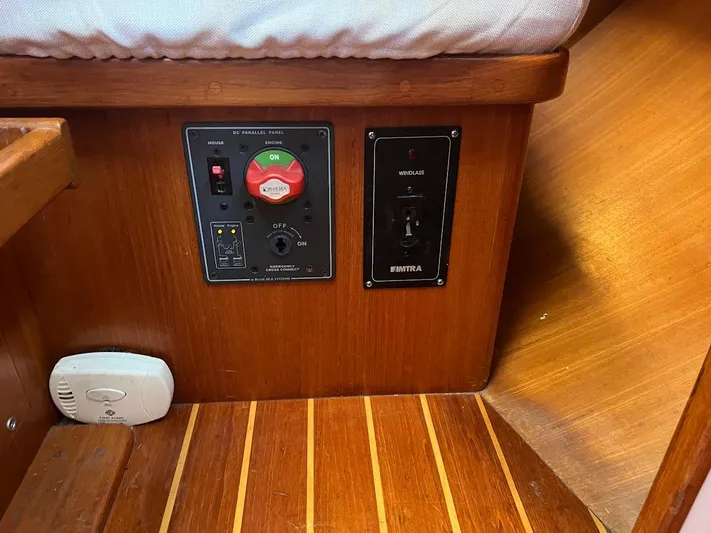 Via Yacht Photos Pics Control panel on 2004 Caliber 40 LRC SE boat with wood finish and safety equipment.
