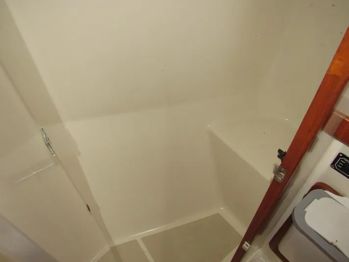 Via Yacht Photos Pics Compact bathroom interior of 2004 Caliber 40 LRC SE yacht.