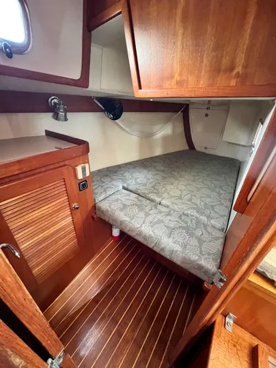 Via Yacht Photos Pics 2004 Caliber 40 LRC SE cabin with wooden interior and cozy bed.