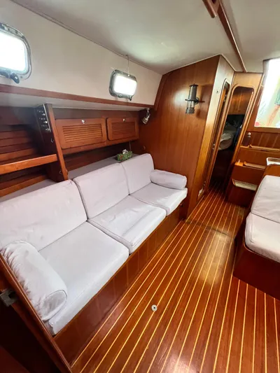 Via Yacht Photos Pics Interior of 2004 Caliber 40 LRC SE yacht with wooden flooring and white seating.