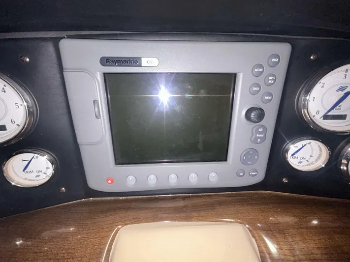  Yacht Photos Pics 2008 Four Winns V358 dashboard with Raymarine display and gauges.