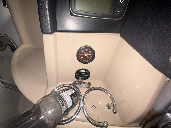  Yacht Photos Pics 2008 Four Winns V358 boat dashboard with control panel and cup holder.