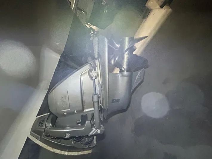  Yacht Photos Pics 2008 Four Winns V358 boat propeller and drive system close-up.