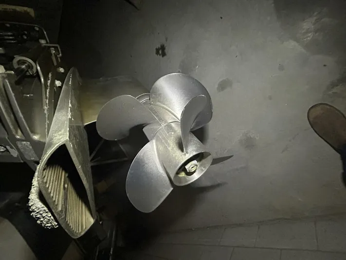  Yacht Photos Pics 2008 Four Winns V358 boat propeller in a dimly lit setting.