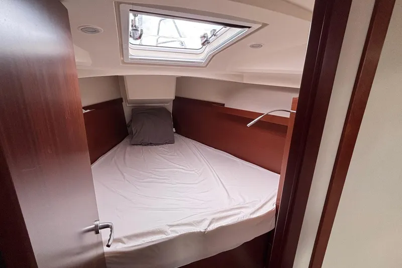 Respite Yacht Photos Pics 2014 Hanse 345 yacht cabin with bed, skylight, and wooden interior.
