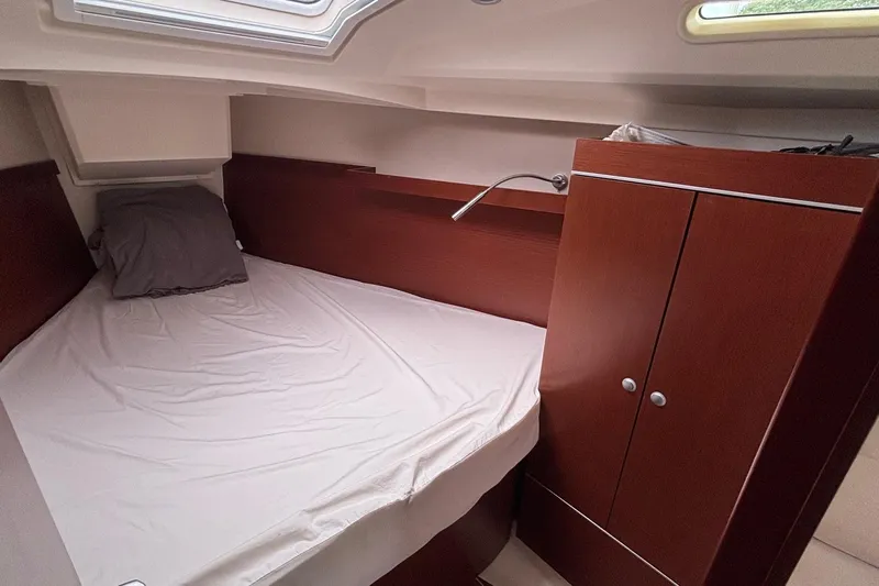 Respite Yacht Photos Pics 2014 Hanse 345 yacht cabin with bed, wooden cabinetry, and overhead skylight.