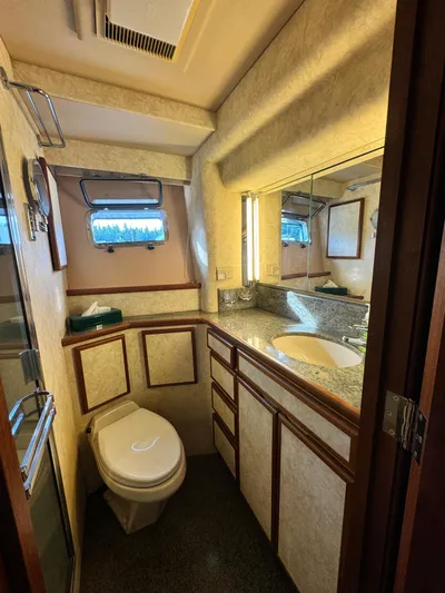 Spirit Of Zopilote Yacht Photos Pics Master Cabin Head (1)