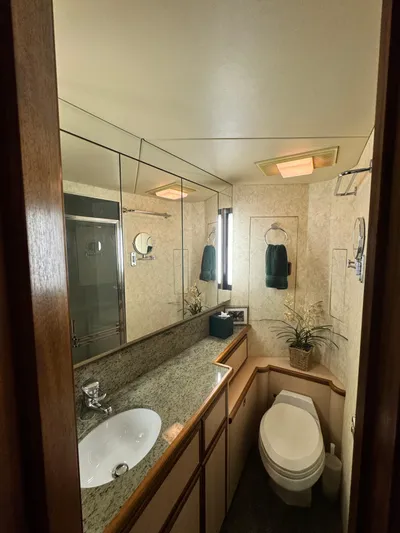 Spirit Of Zopilote Yacht Photos Pics Master Head (Hers)