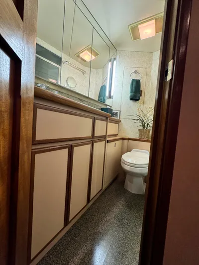 Spirit Of Zopilote Yacht Photos Pics Master Head (Hers)