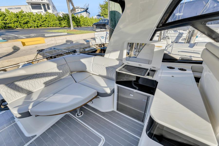 2023 Sea Ray 370 Sundancer