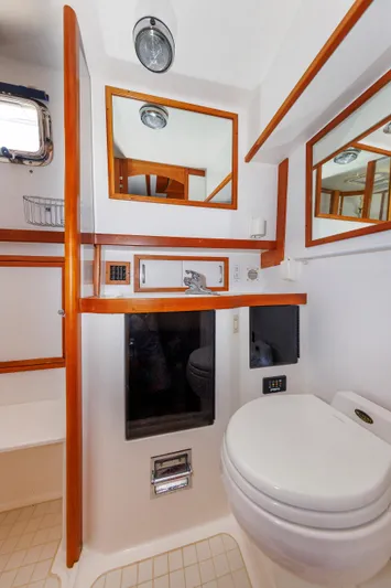 Lupo Di Mare Yacht Photos Pics Primary Head