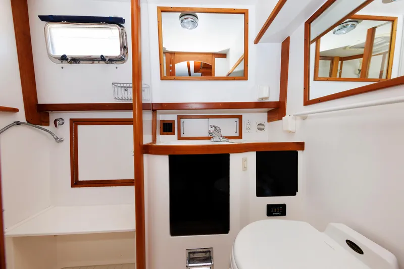 Lupo Di Mare Yacht Photos Pics Primary Head