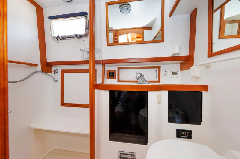 Lupo Di Mare Yacht Photos Pics Primary Head