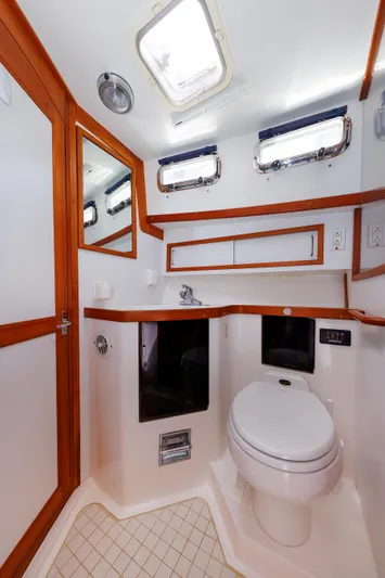 Lupo Di Mare Yacht Photos Pics Guest Head