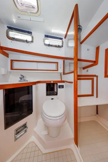 Lupo Di Mare Yacht Photos Pics Guest Head