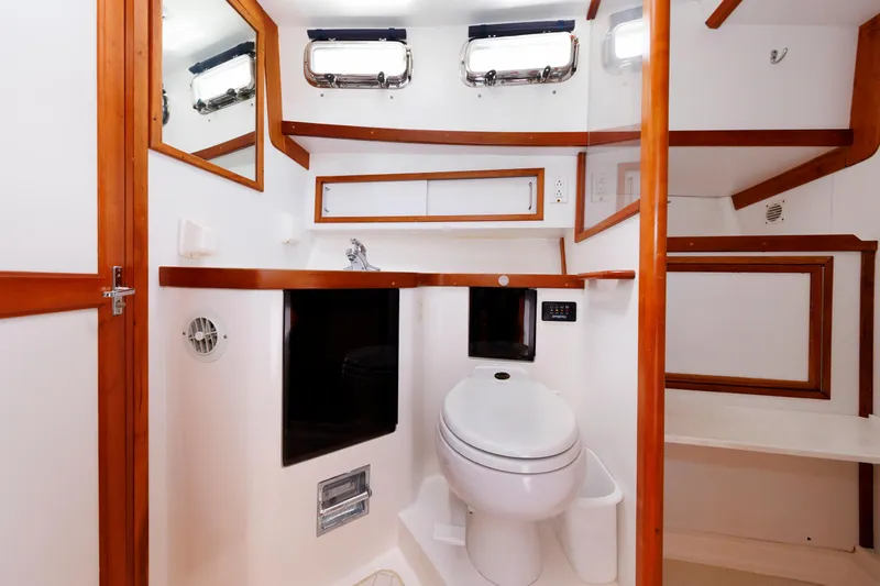 Lupo Di Mare Yacht Photos Pics Guest Head