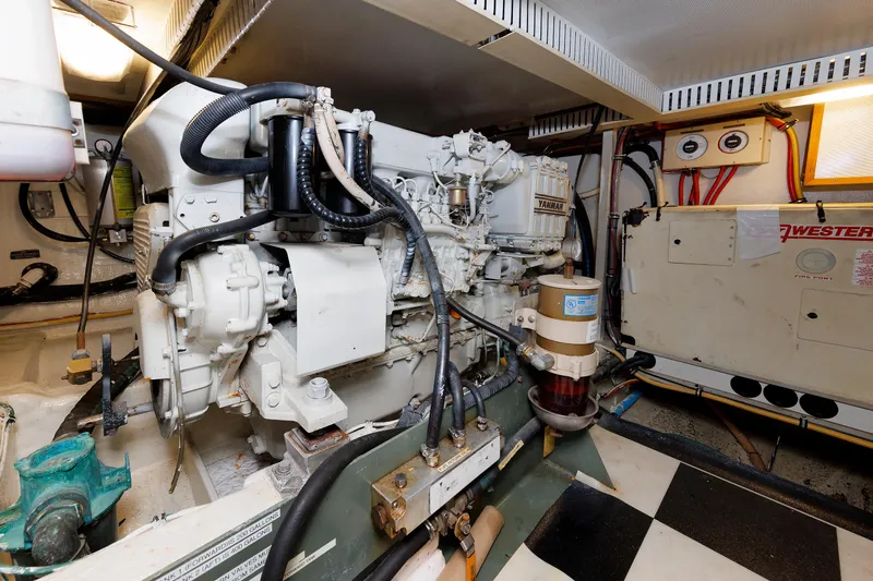 Lupo Di Mare Yacht Photos Pics Engine Room - Starboard Engine