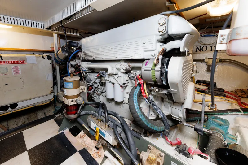 Lupo Di Mare Yacht Photos Pics Engine Room - Port Engine