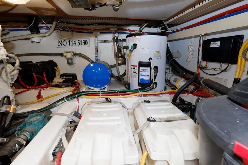 Lupo Di Mare Yacht Photos Pics Engine Room - Starboard Engine