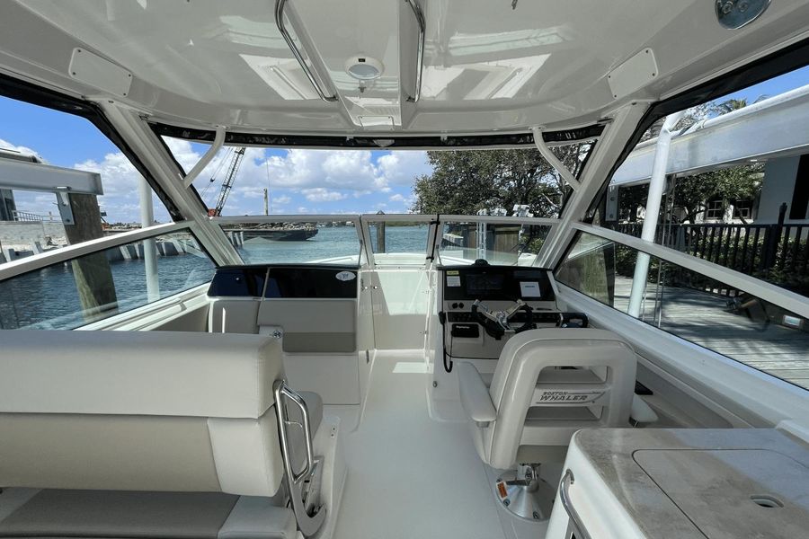 2021 Boston Whaler 280 Vantage