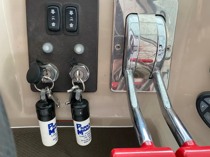  Yacht Photos Pics Close-up of 2006 Carver 36 Mariner boat controls and ignition keys.