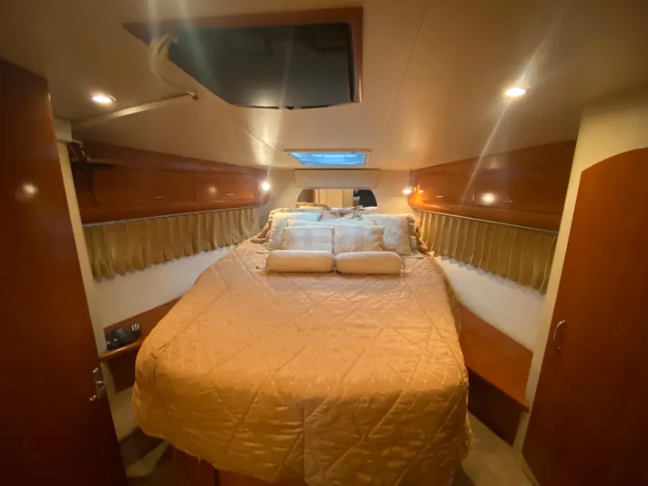  Yacht Photos Pics Luxurious bedroom interior of 2006 Carver 36 Mariner yacht with cozy bedding.