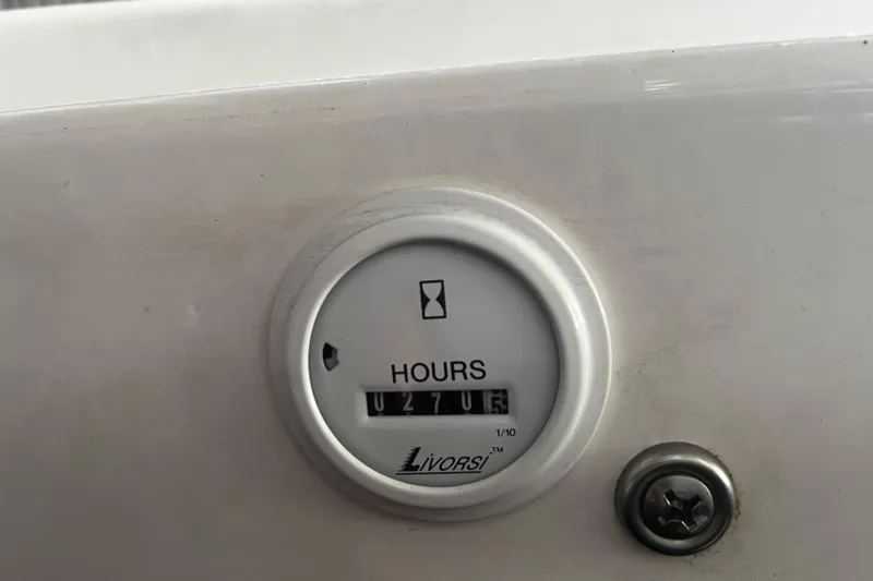  Yacht Photos Pics Hour meter on 2009 Fountain 42 Executioner boat, displaying 270.5 hours.