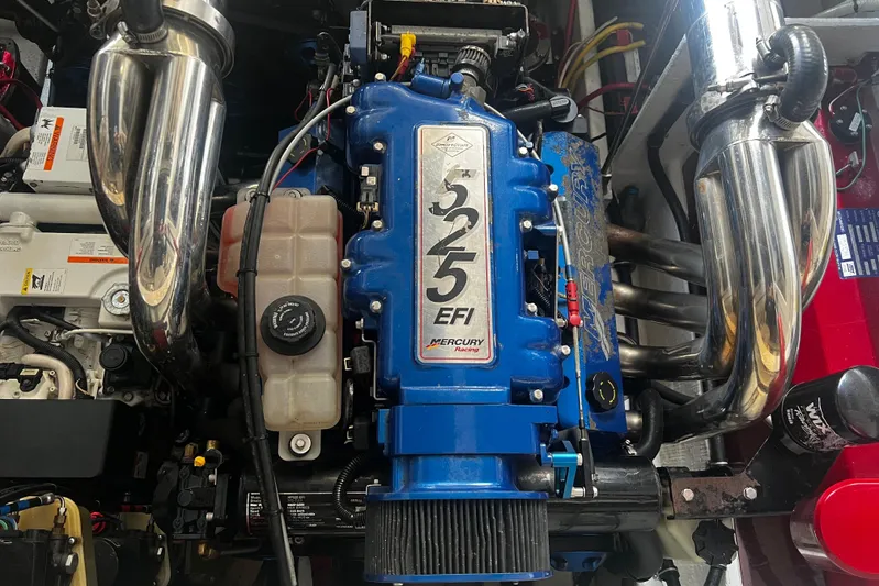  Yacht Photos Pics Mercury Racing 525 EFI engine in a 2009 Fountain 42 Executioner boat.