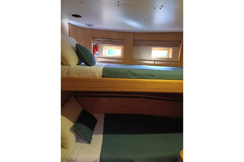 Persistence Yacht Photos Pics Cozy 1989 Sensation yacht cabin with bunk beds and porthole windows.