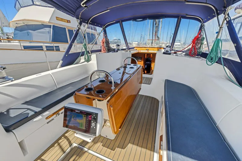 Crazy Horse Yacht Photos Pics Cockpit of 2001 Jeanneau Sun Odyssey 52.2 sailboat with navigation equipment.