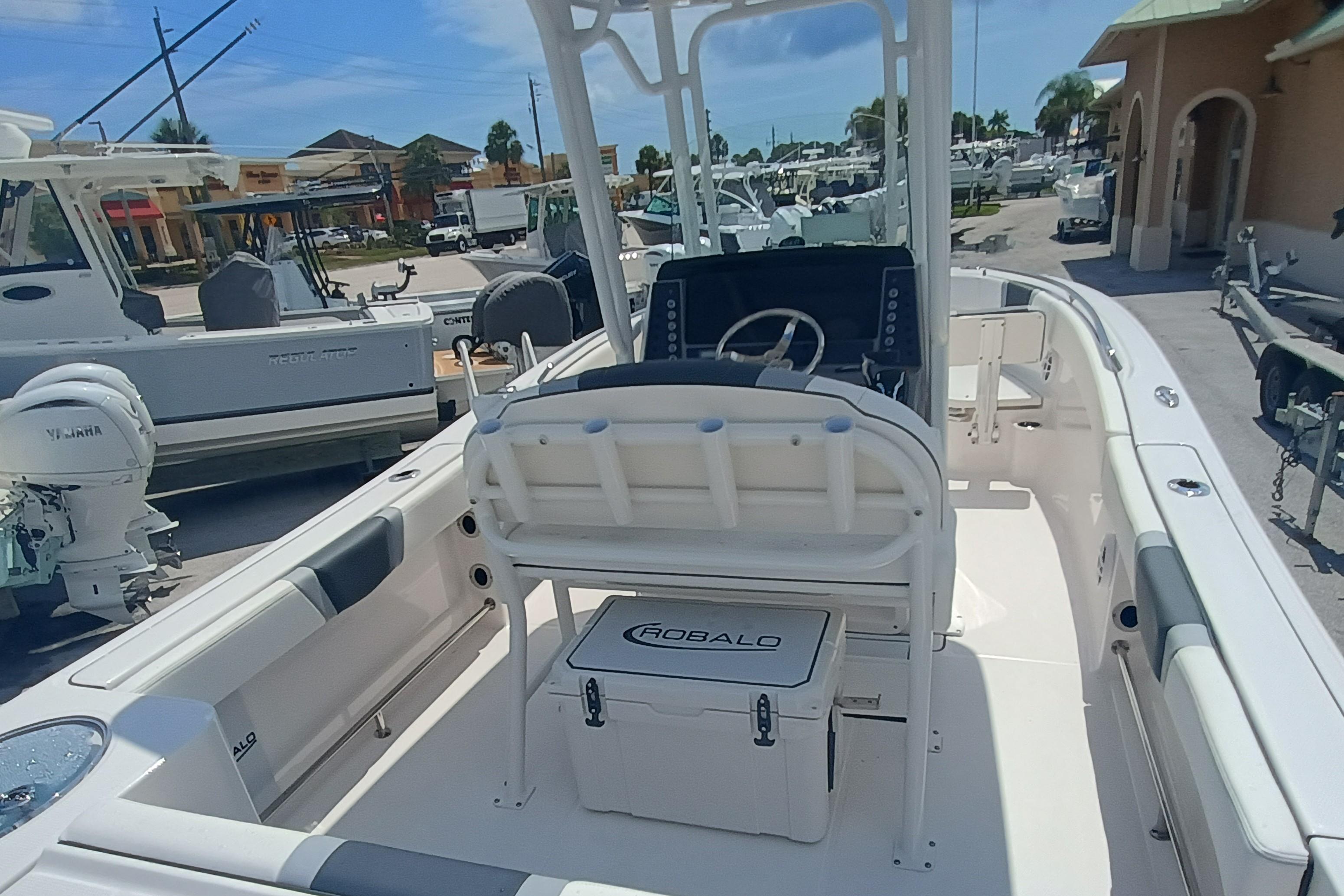 2025 Robalo R230 Center Console - Image 7