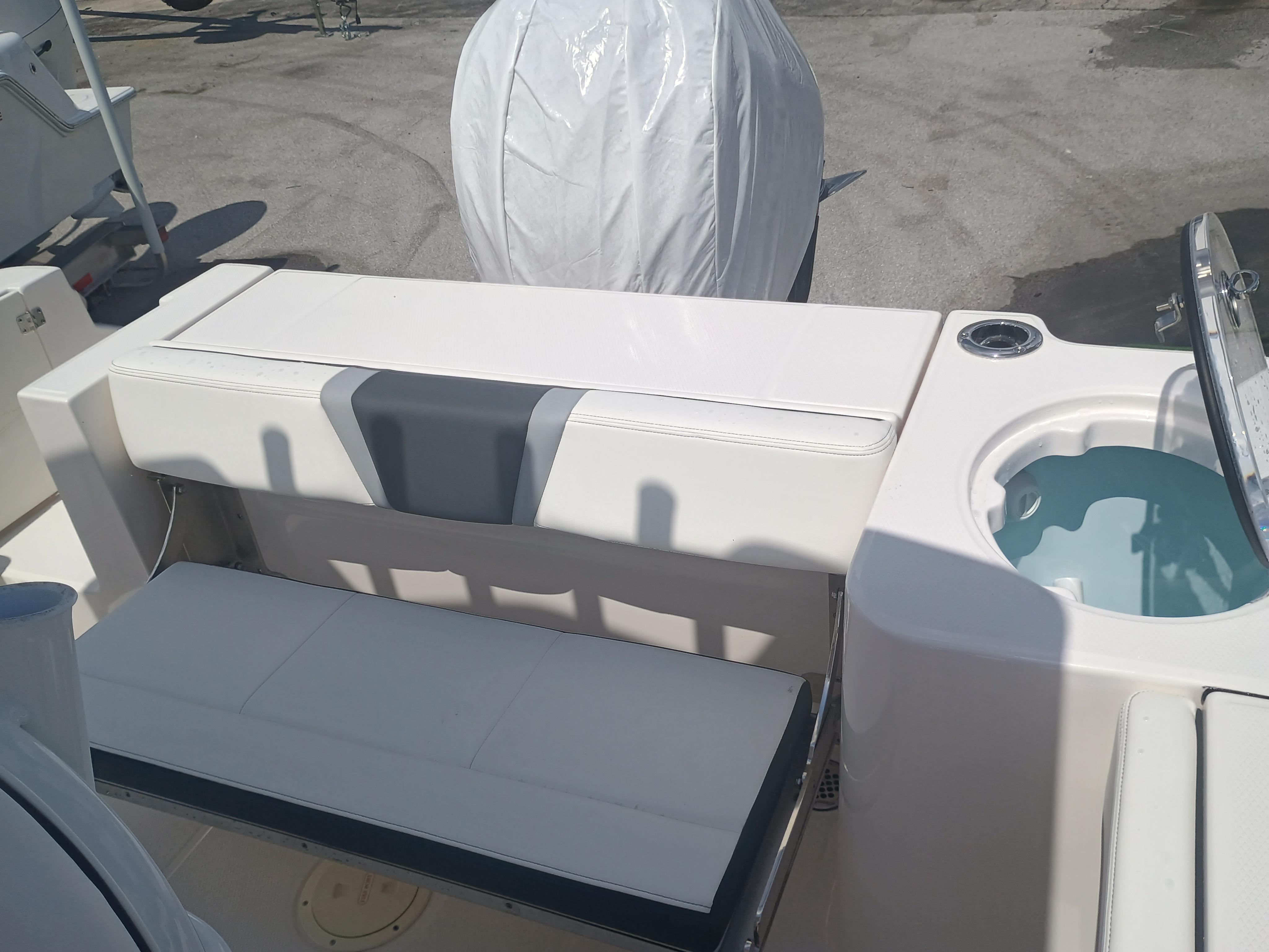 2025 Robalo R230 Center Console - Image 6