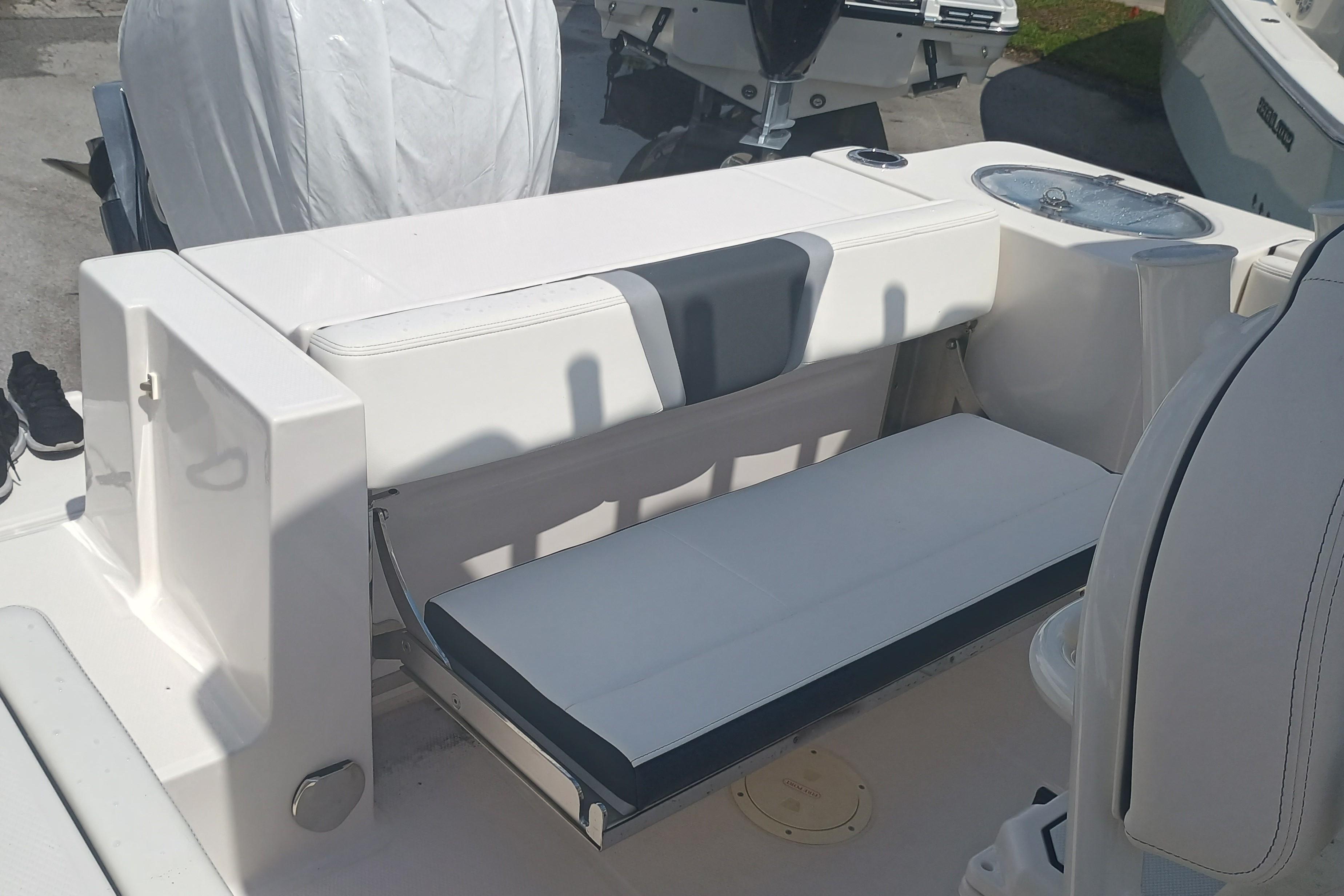 2025 Robalo R230 Center Console - Image 8