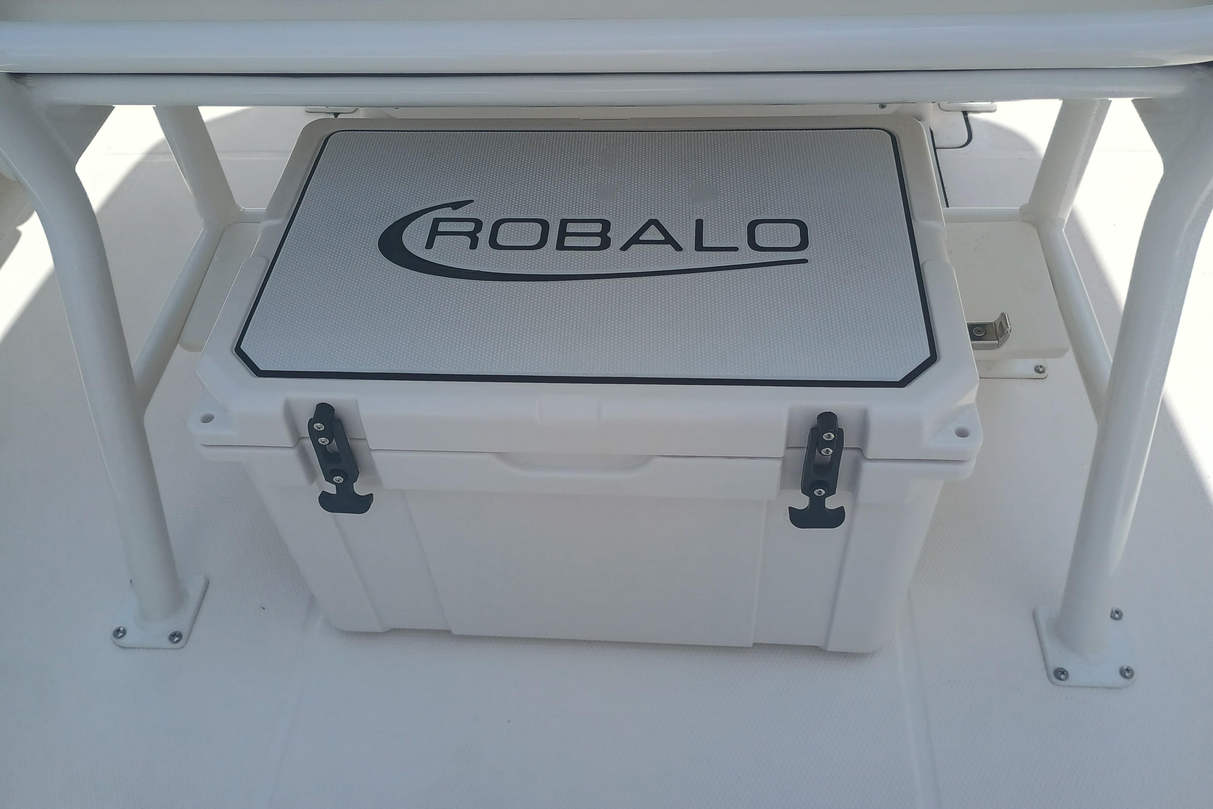 2025 Robalo R230 Center Console - Image 9