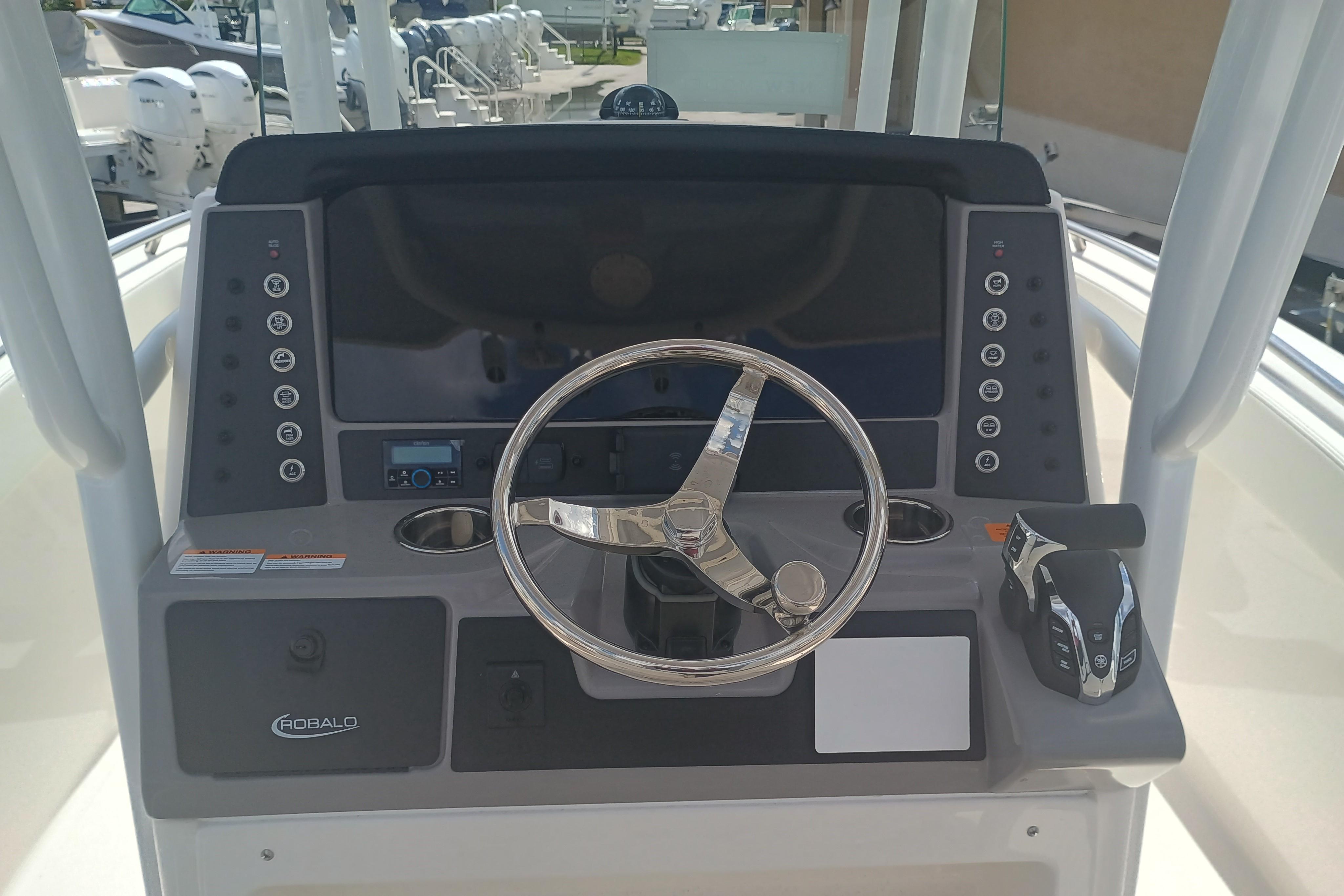 2025 Robalo R230 Center Console - Image 10