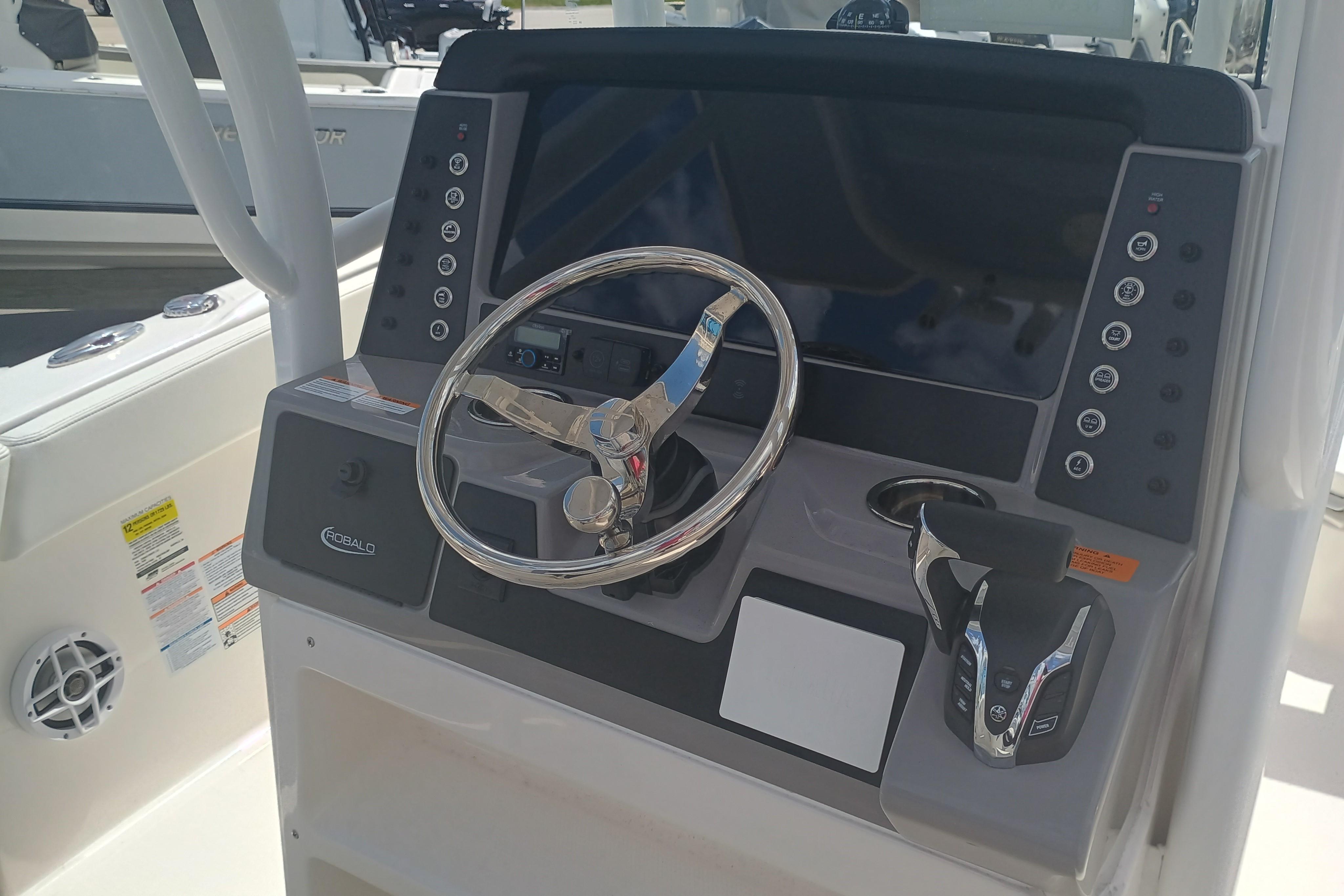 2025 Robalo R230 Center Console - Image 11