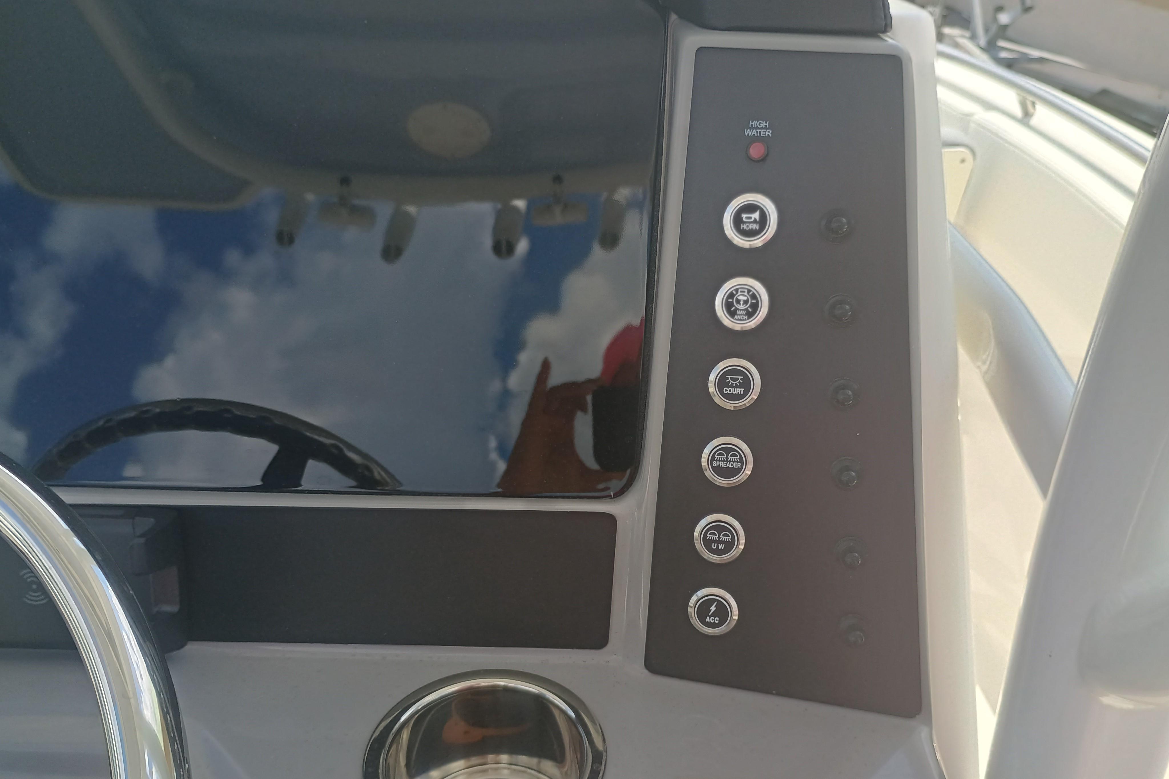 2025 Robalo R230 Center Console - Image 12