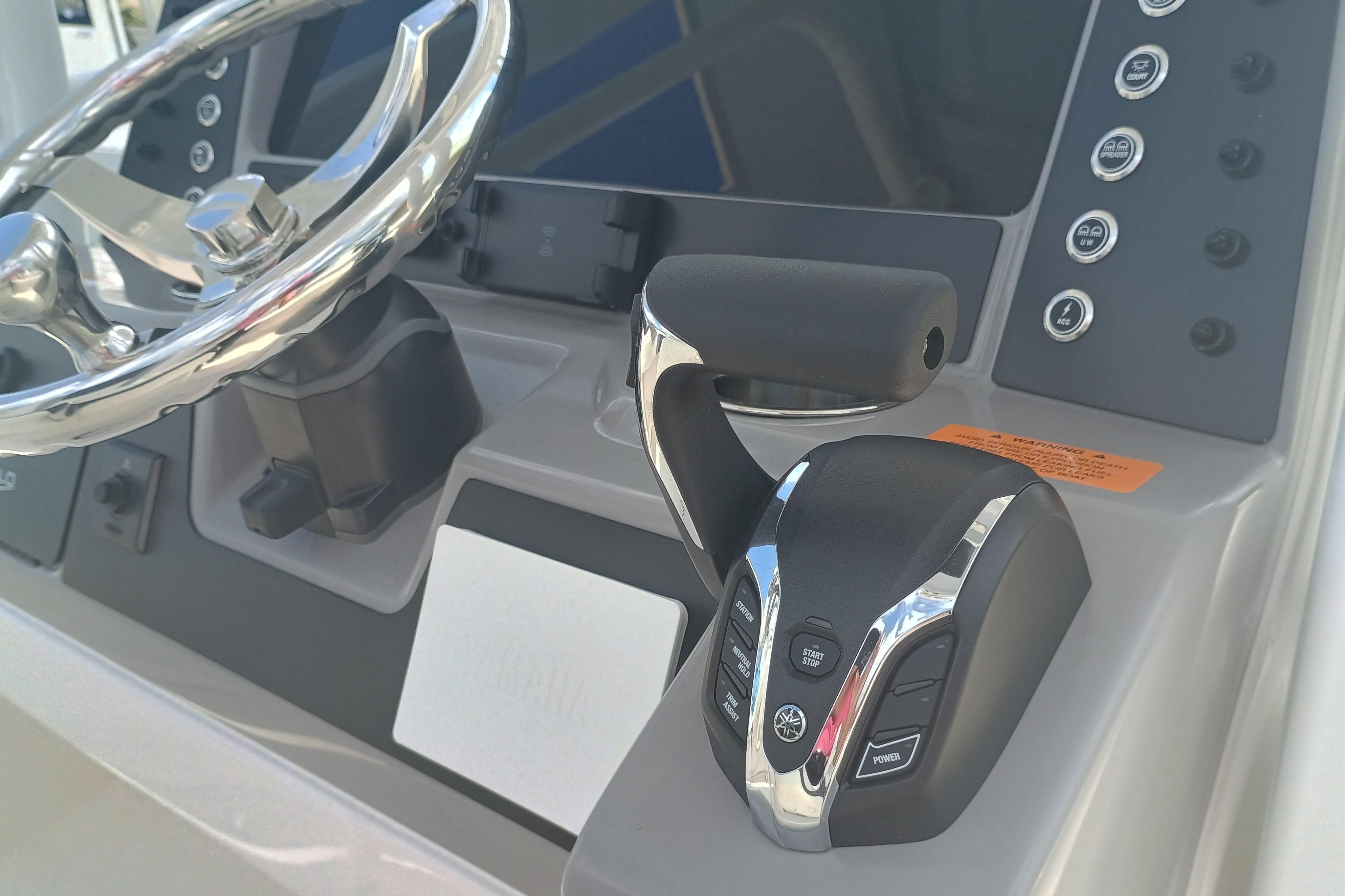 2025 Robalo R230 Center Console - Image 13