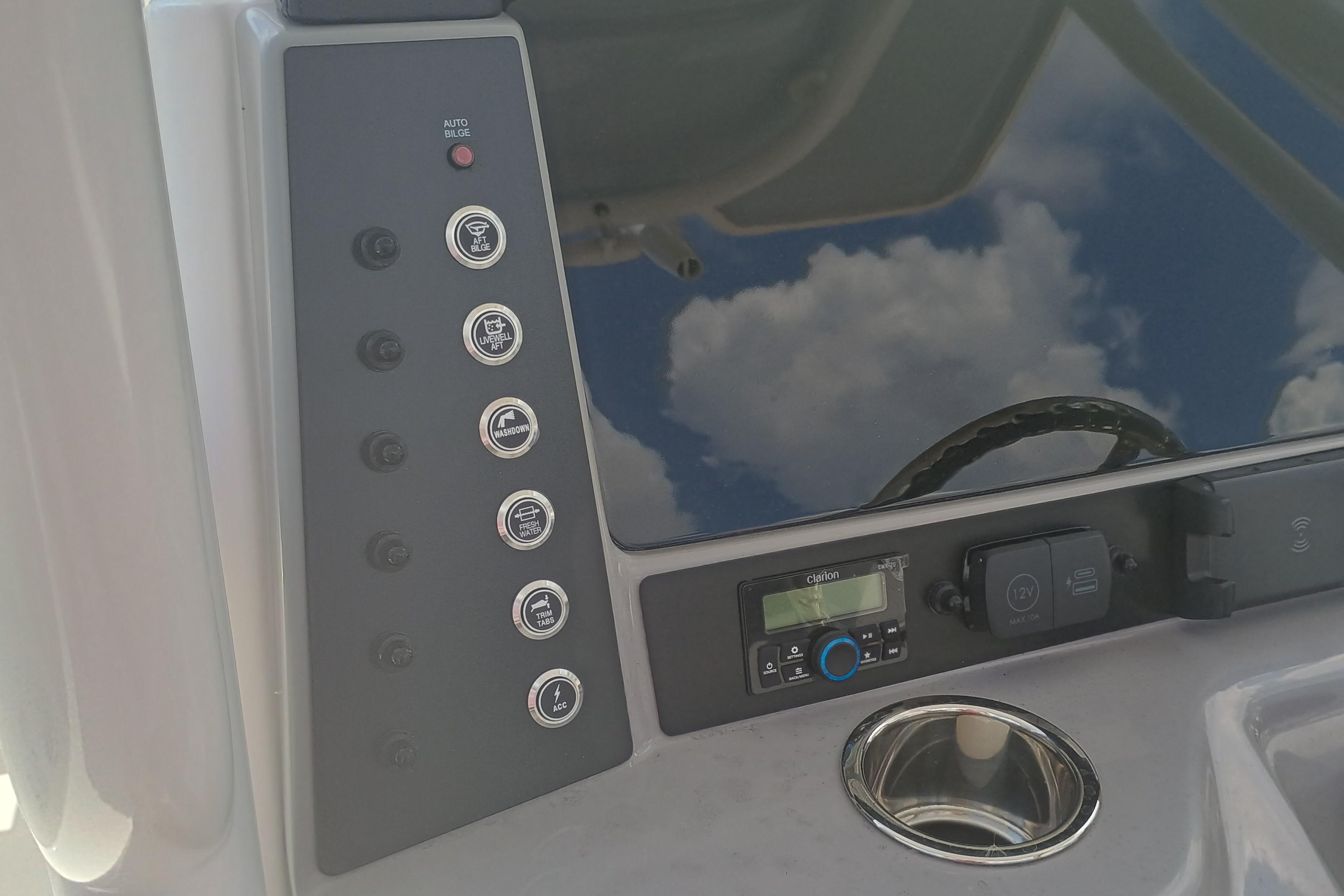 2025 Robalo R230 Center Console - Image 14