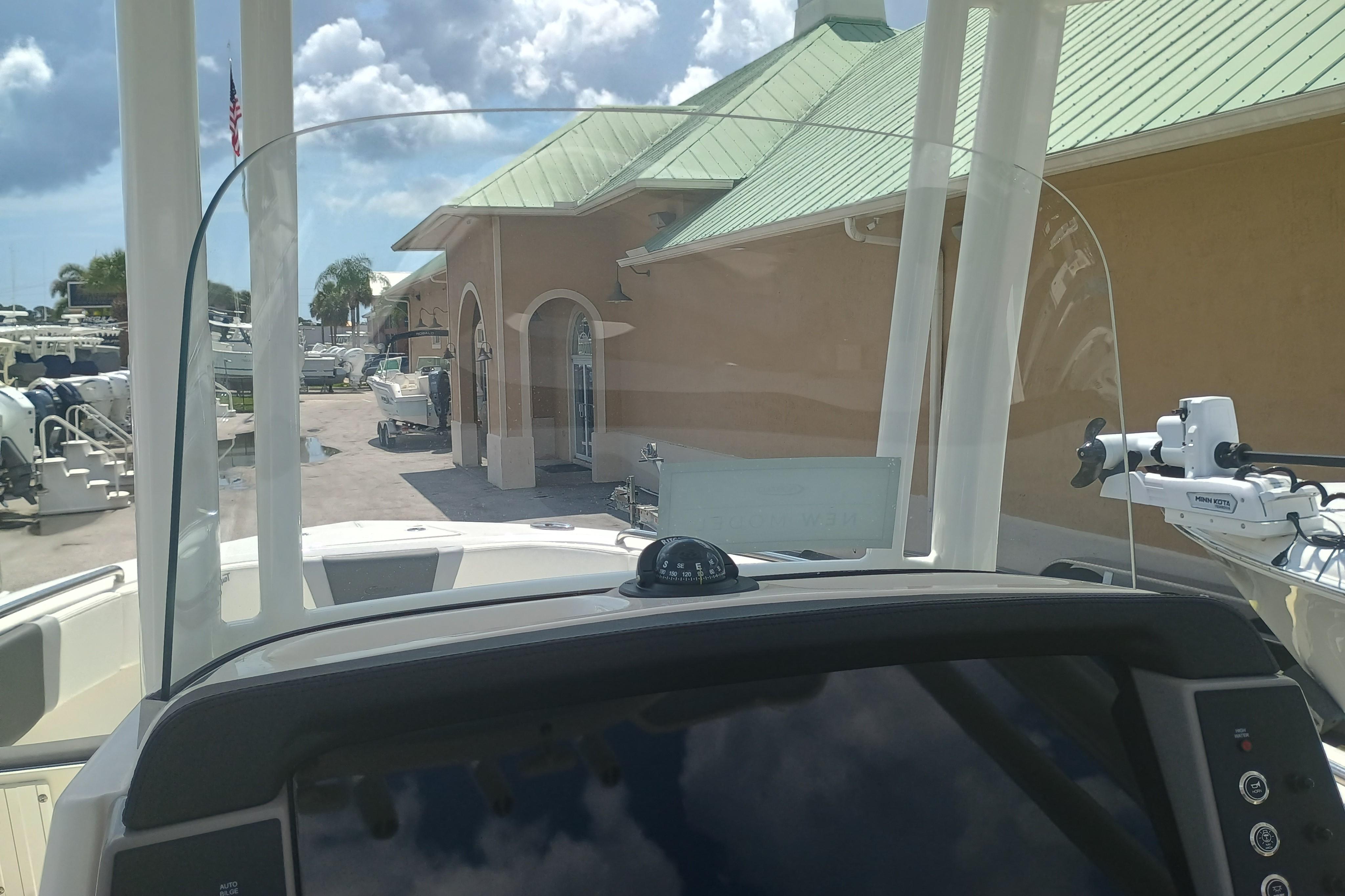 2025 Robalo R230 Center Console - Image 15