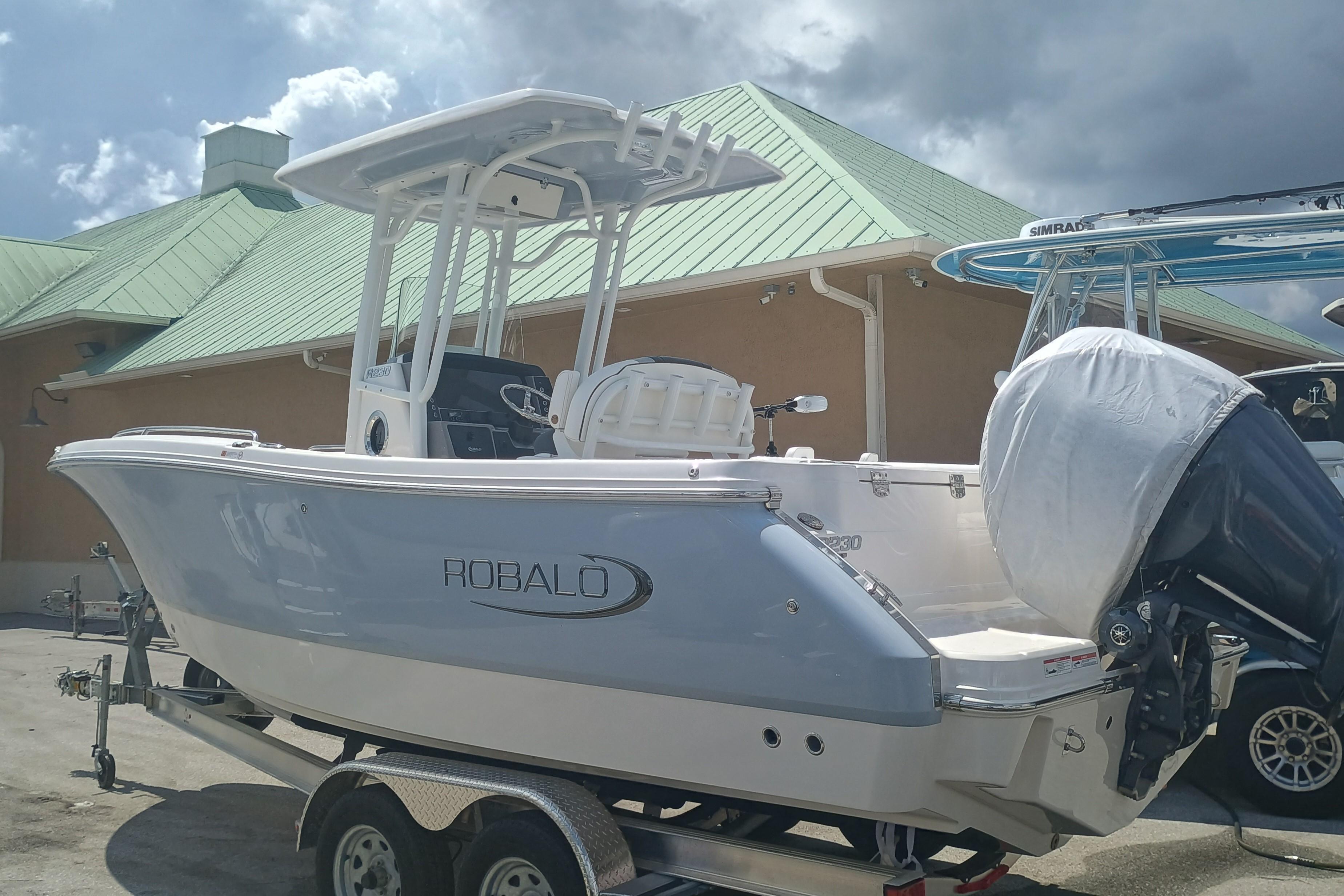 2025 Robalo R230 Center Console - Image 4
